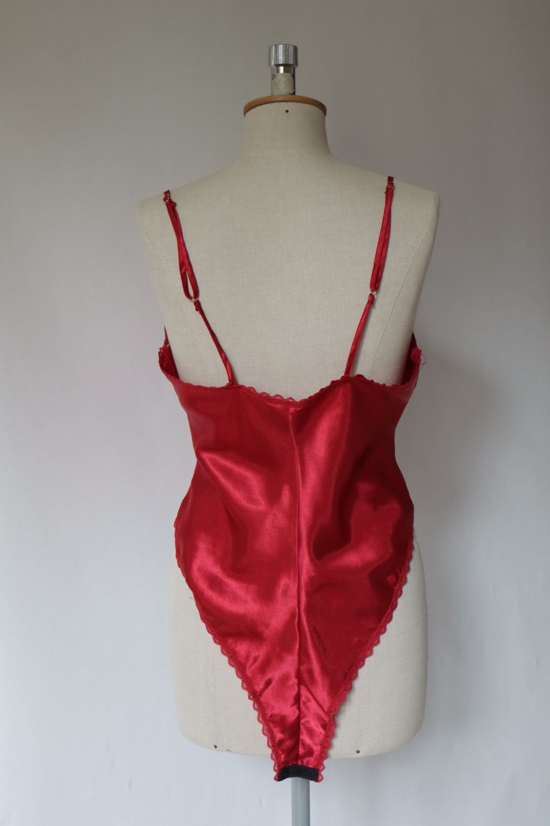 Red satin 1980’s body with lace details size Large