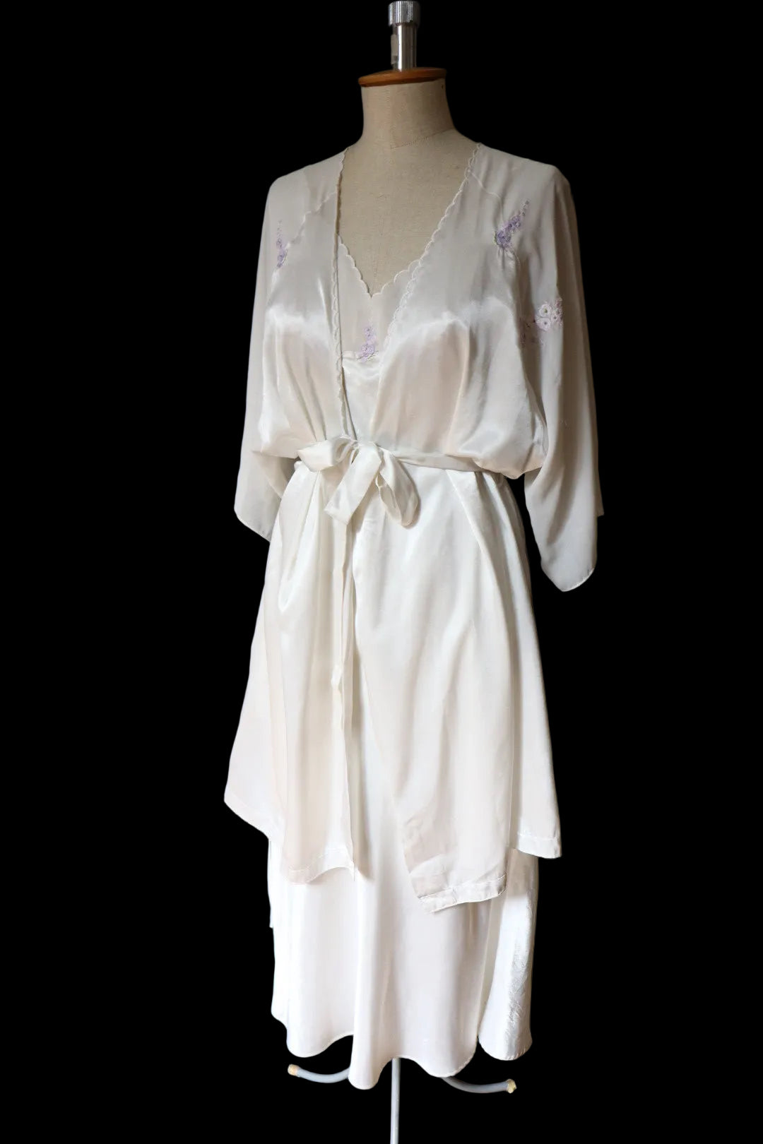 Robe & slipdress set, white with purple / lilac flower details - size L
