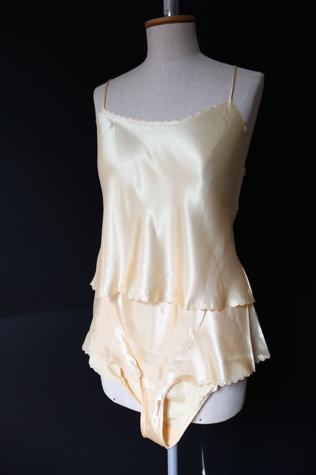 Butter yellow 1980’s pyjama’s set size M