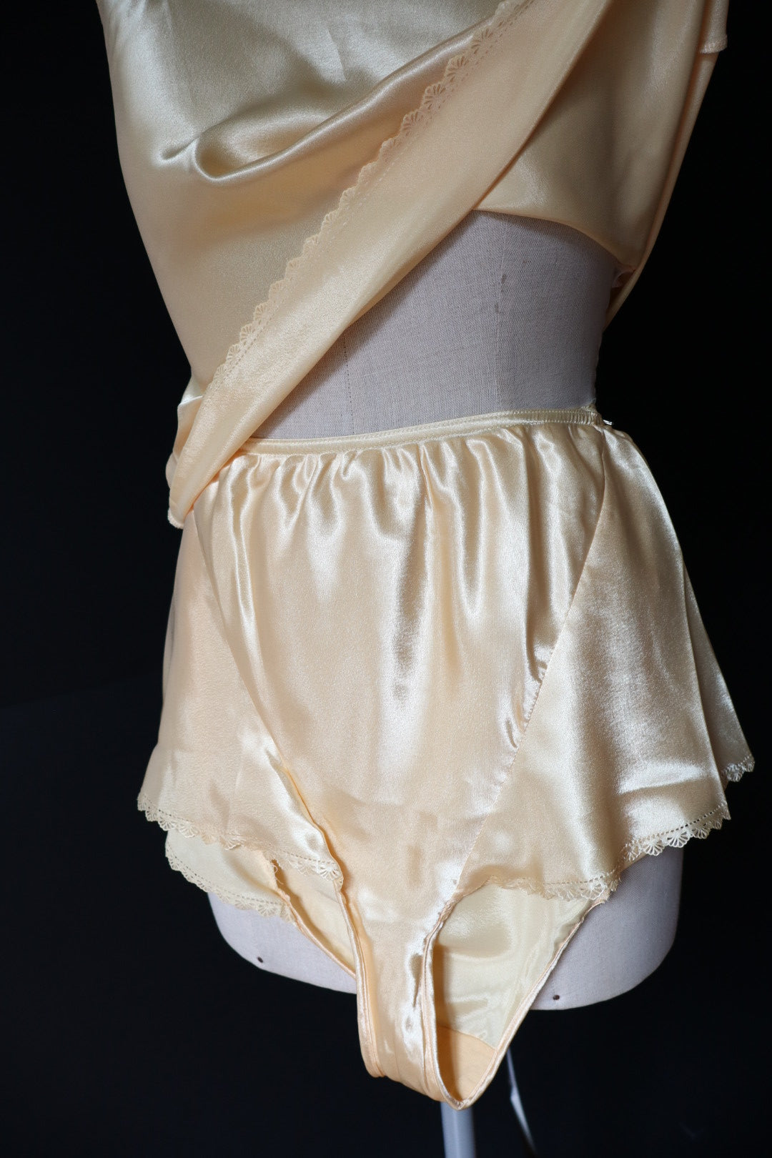 Butter yellow 1980’s pyjama’s set size M