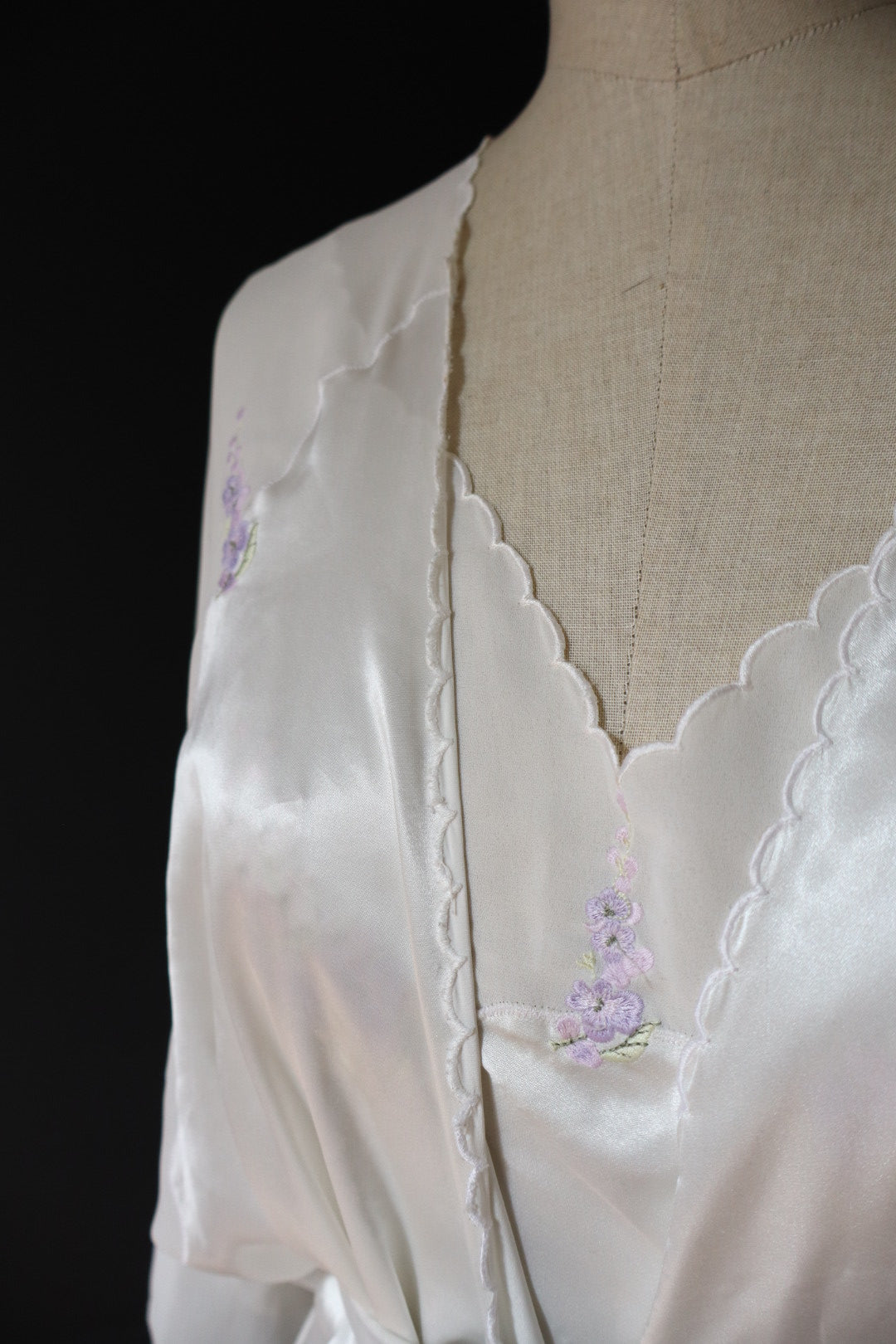Robe & slipdress set, white with purple / lilac flower details - size L
