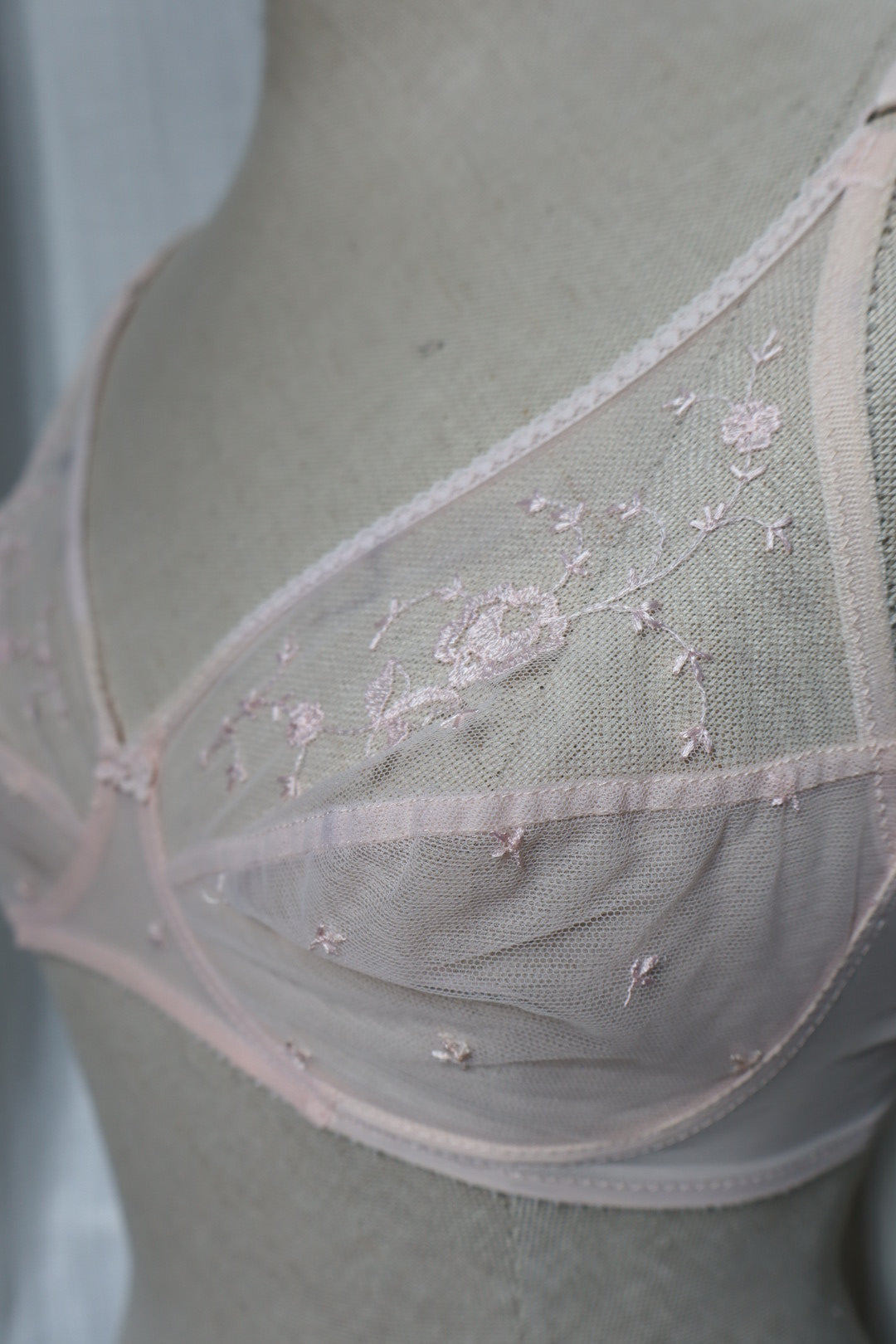 Christian Dior soft pink lace bralette size EU70B / FR85B / M